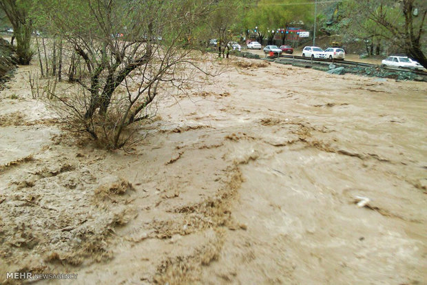 سقوط پژو ۴۰۵ به رودخانه کرج