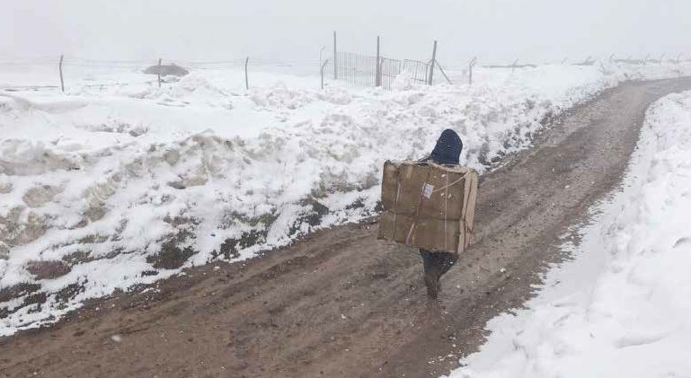 آواز کولبران در مه و برف