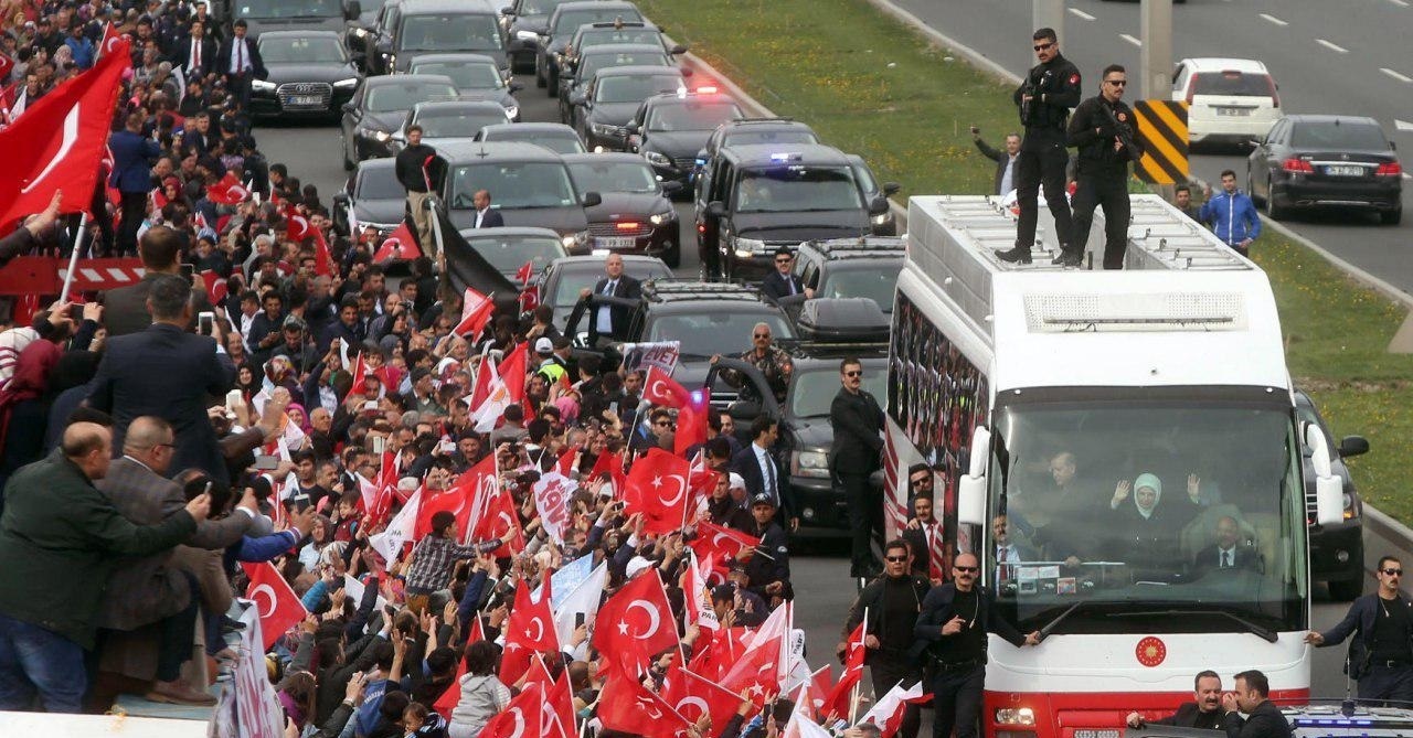 اردوغان و هوادارانش پس از پیروزی در رفراندوم قانون‌اساسی +عکس