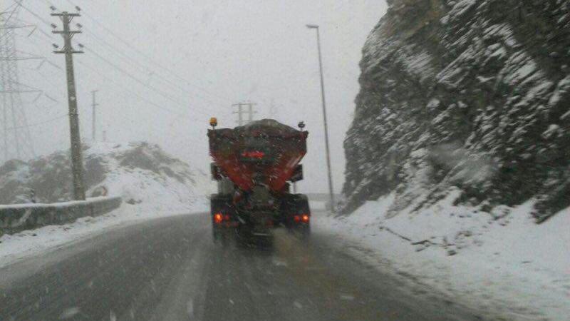 بارش برف و لغزندگی جاده‌های چالوس و طالقان