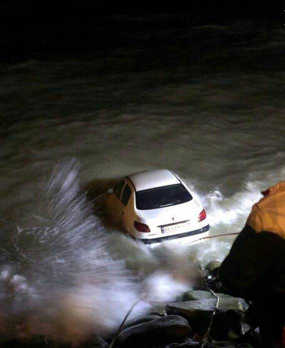 سقوط پژو داخل کانال آب ۵کشته برجای گذاشت