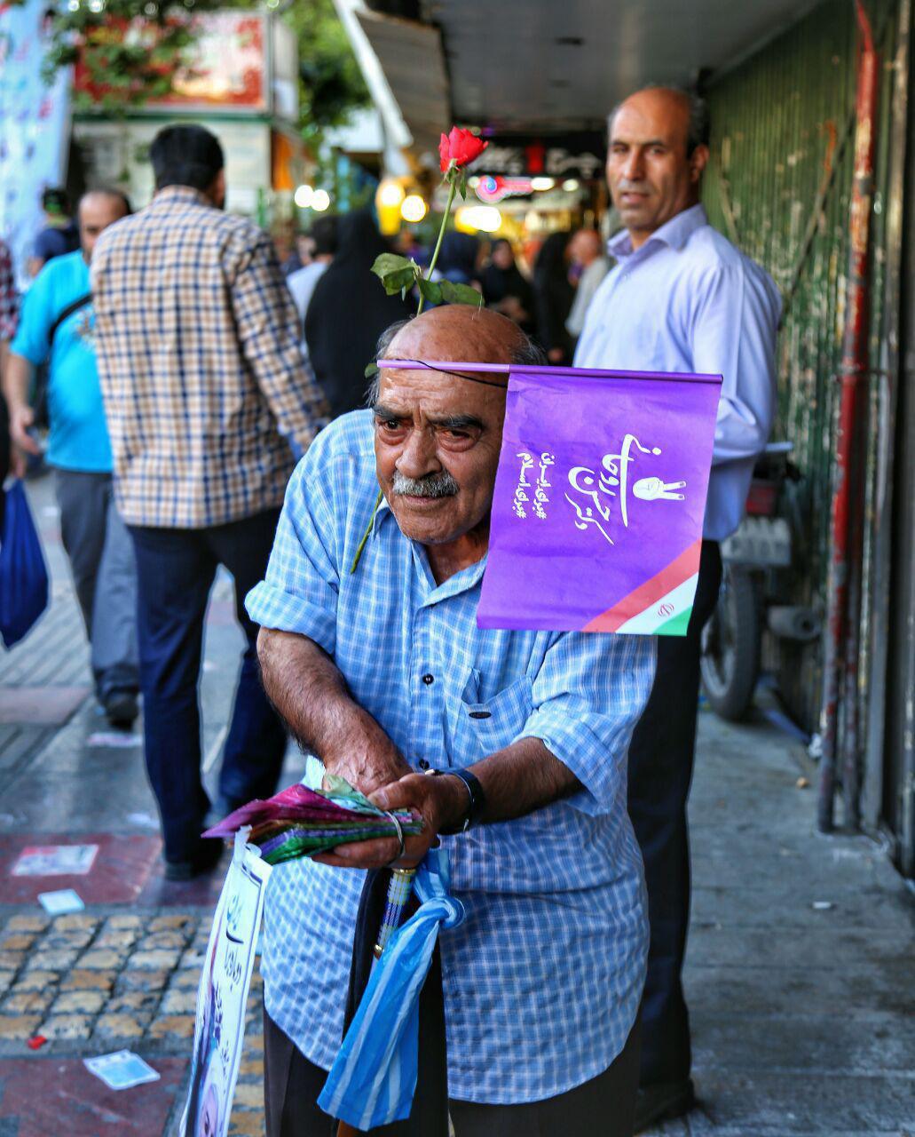 فال‌فروشی که فال‌هایش را به‌عشق روحانی هدیه داد +عکس