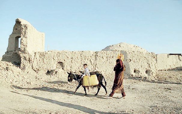 زندگی طاقت فرسا زیر تیغ‌ آفتاب با قطع آب و برق!