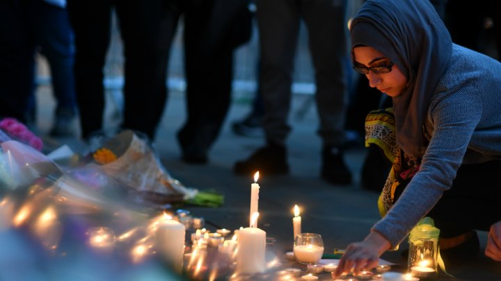 «ایفل» خاموش شد؛ شمع ها در خیابان روشن