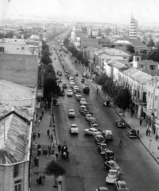 زمانی که خودروها در وسط خیابان، پارک می‌شدند! +عکس