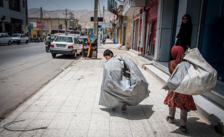 انبوهی از کودکان کار پشت درِ مدرسه ماندند