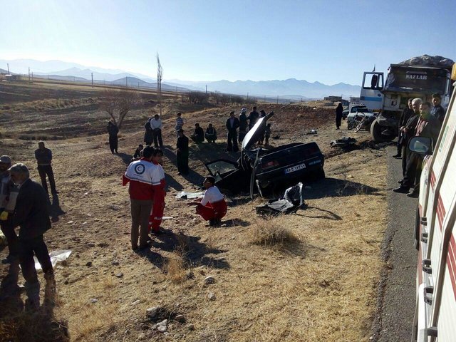 برخورد خودروی سواری با آمبولانس هلال‌ احمر حادثه آفرید