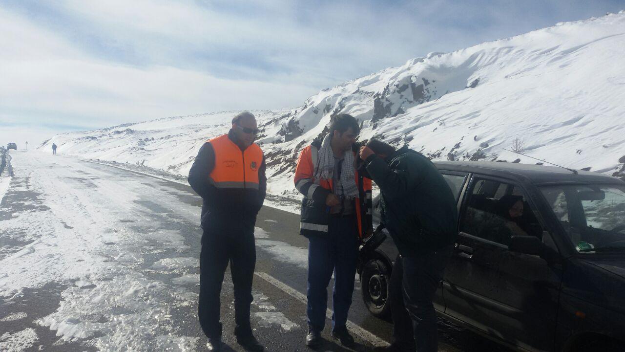 نجات سرنشینان خودروهای گرفتار در برف