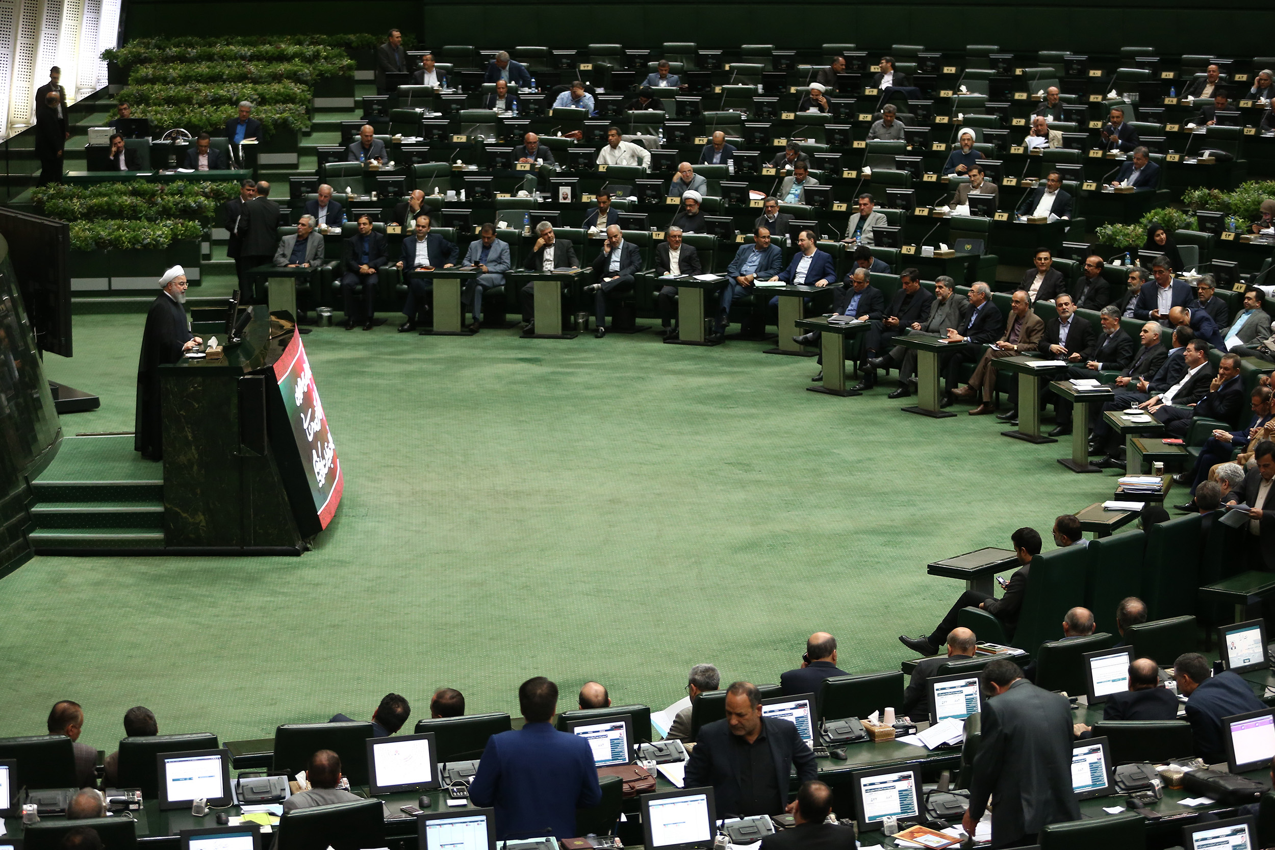 عوارض ۲۲۰هزار تومانی خروج از کشور/ زائران اربعین معاف شدند