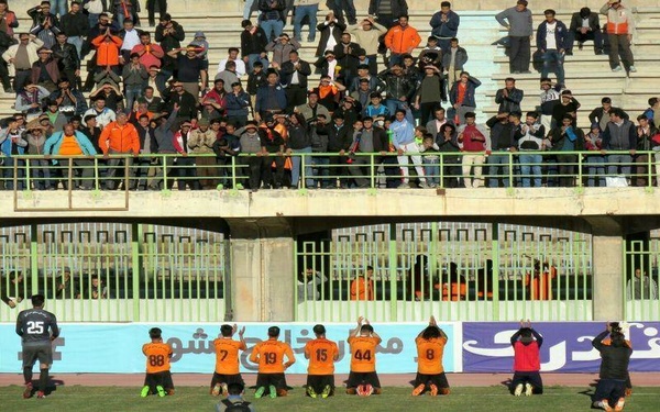 زانو زدن برابر هواداران! +عکس