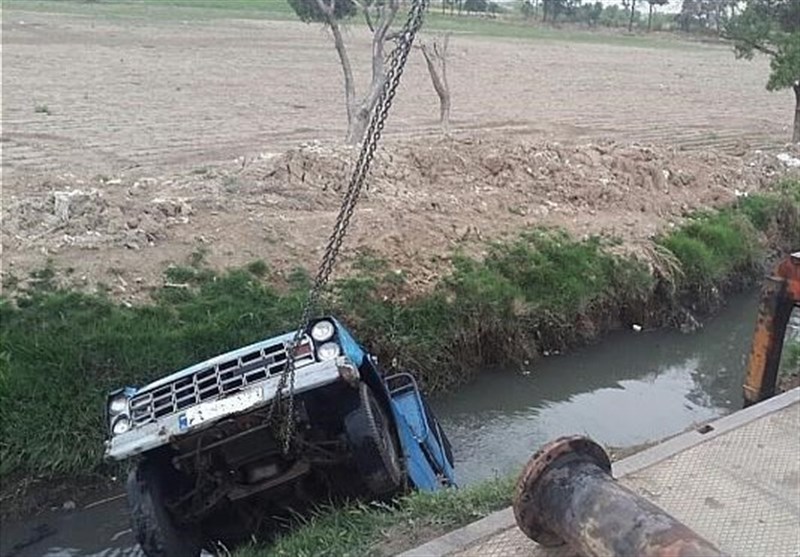 سقوط نیسان‌وانت به همراه راننده داخل کانال آب +تصاویر