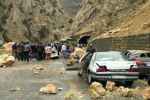 ریزش کوه در جاده آبدانان یک کشته برجا گذاشت