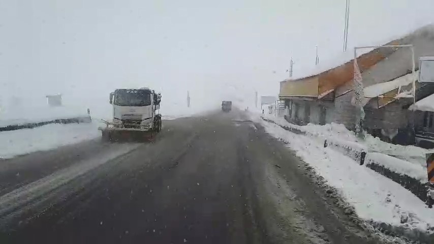 خودروها در جاده‌های برفی مازندران گرفتار شدند