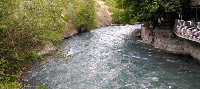 نجات ۵خانواده گرفتار شده در رودخانه کرج