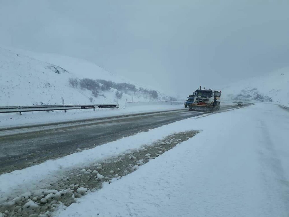 بارش برف و باران در محورهای ۵ استان کشور