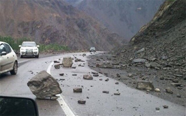 احتمال ریزش سنگ در جاده ها