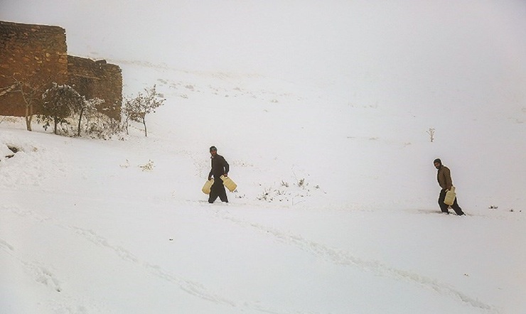 محصور شدن روستایی در اصفهان زیر برف + فیلم