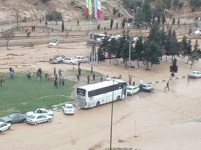 ورودی شیراز - اصفهان به دلیل بارندگی مسدود شد