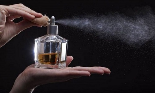 روش های رفع بوی عطر از روی لباس + چند ترفند ساده