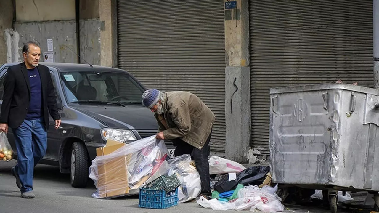 معتادان زباله گرد به جای پول مواد مخدر می گیرند