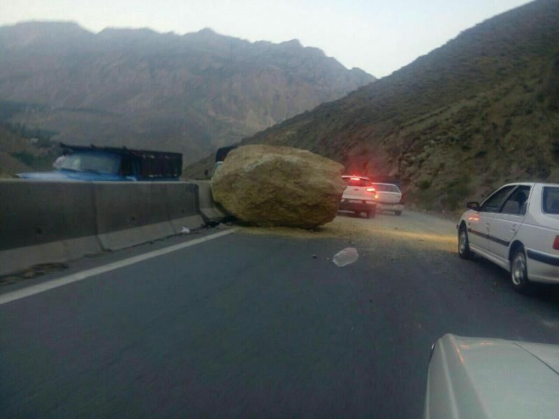 هشدار به مسافران شمالی درباره سقوط سنگ در این جاده