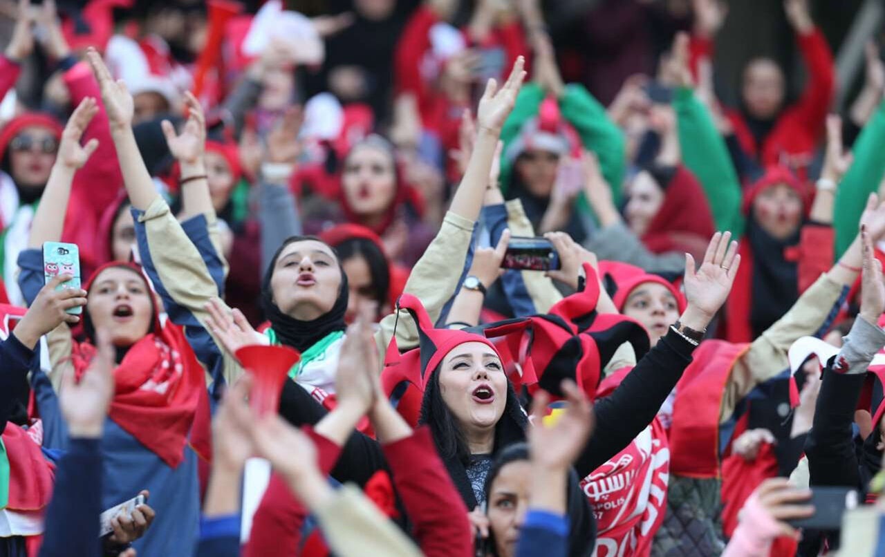 حضور بانوان در دیدار دو تیم فوتبال نساجی و الهلال