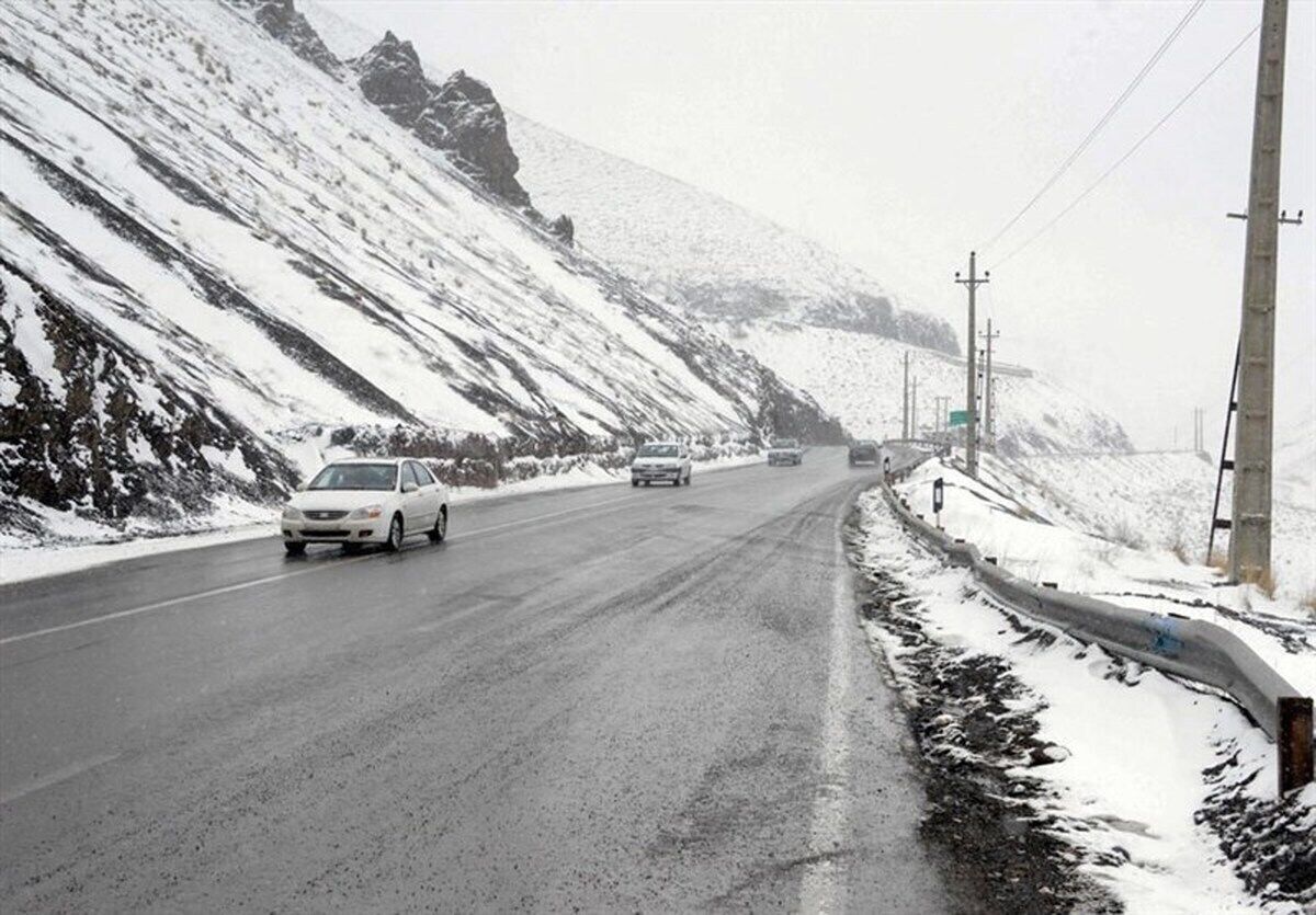 بارش برف این جاده را بست!