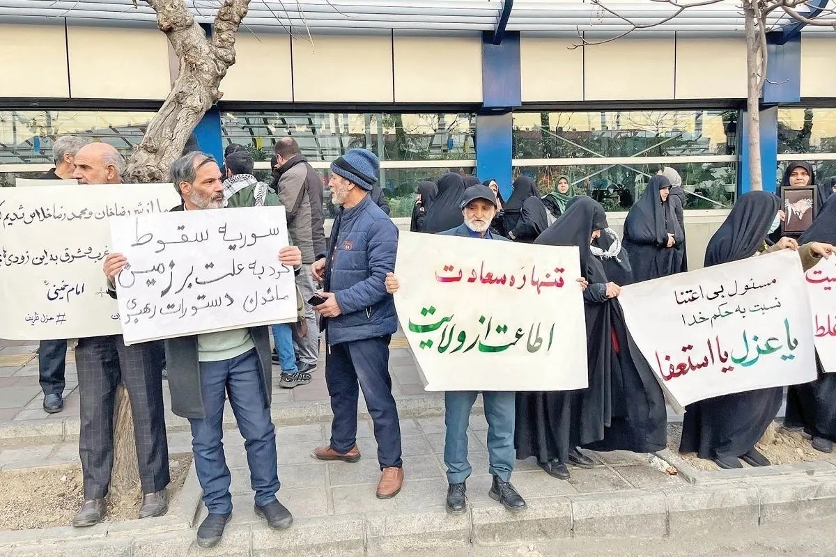 جزئیات ماجرای تجمع کفن‌پوشان علیه ظریف/ پزشکیان برود بیل دست بگیرد، ظریف محاکمه شود