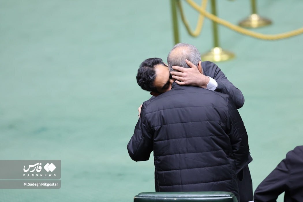 عکس جنجالی از پزشکیان و ثابتی در صحن علنی مجلس عکس جنجالی از پزشکیان و ثابتی در صحن علنی مجلس