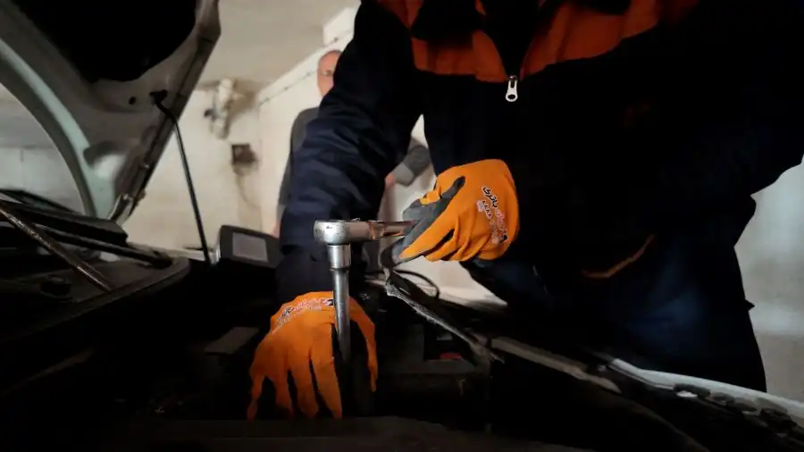 جدا کردن براکت نگهدارنده باتری با آچار بکس جدا کردن براکت نگهدارنده باتری با آچار بکس