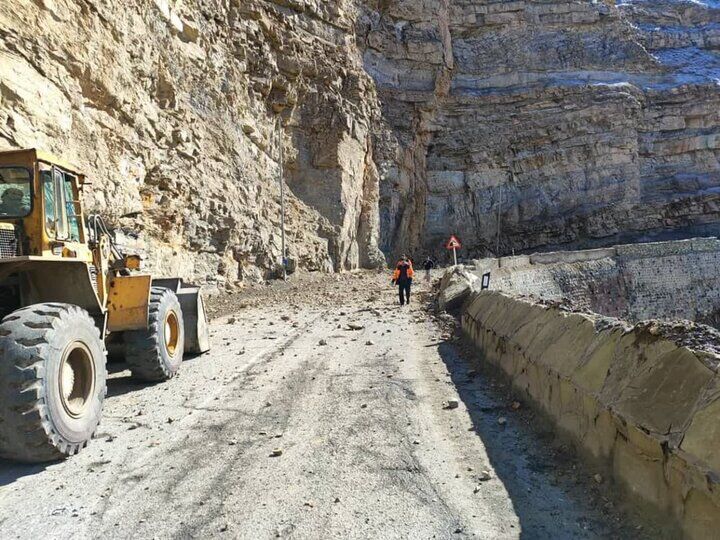 سقوط سنگ روی ۲ دستگاه خودرو در کندوان