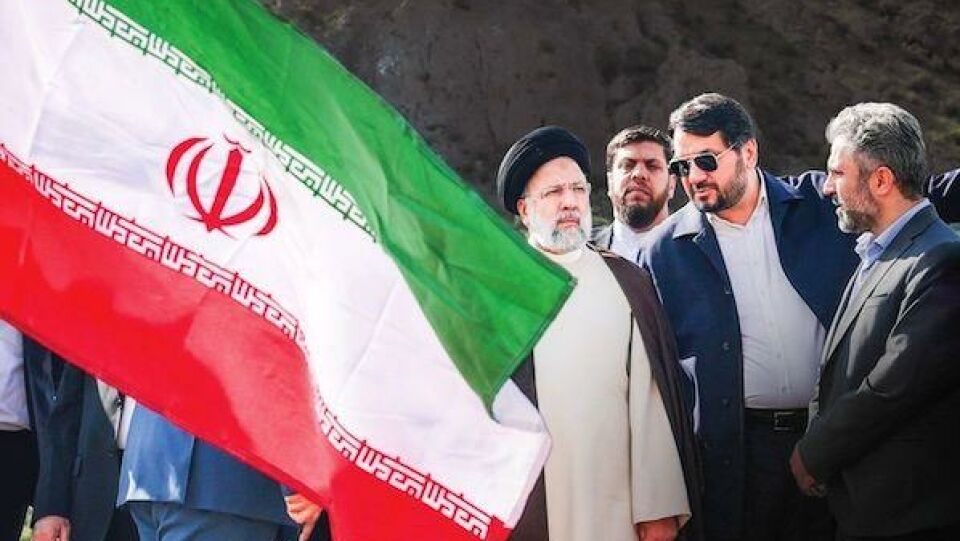 شعرخوانی دیدنی از مدیحه سرای یمنی در وصف رئیسی شهید