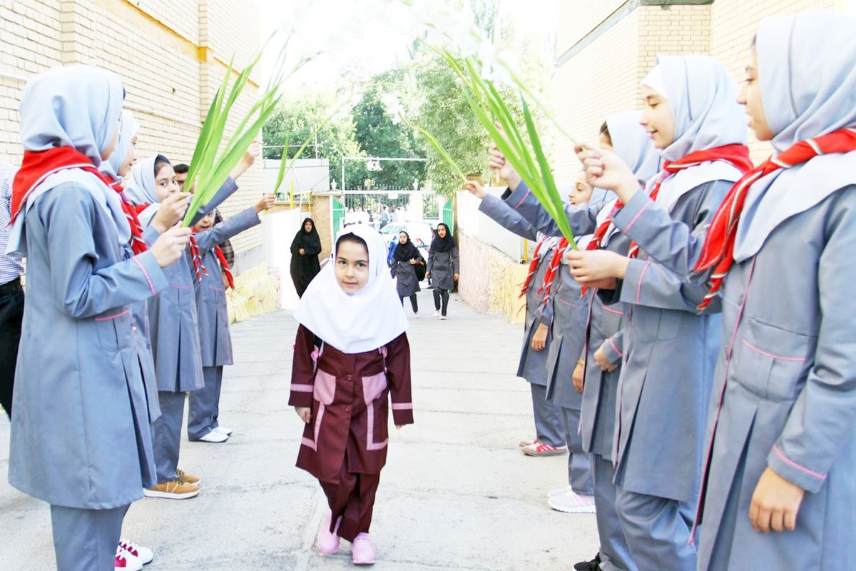 مدرسه رفتن گران شد؛ لباس فرم دو میلیون تومان!