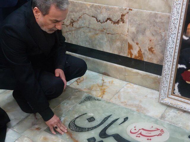 حضور عراقچی بر سر مزار شهید امیرعبداللهیان + عکس حضور عراقچی بر سر مزار شهید امیرعبداللهیان + عکس