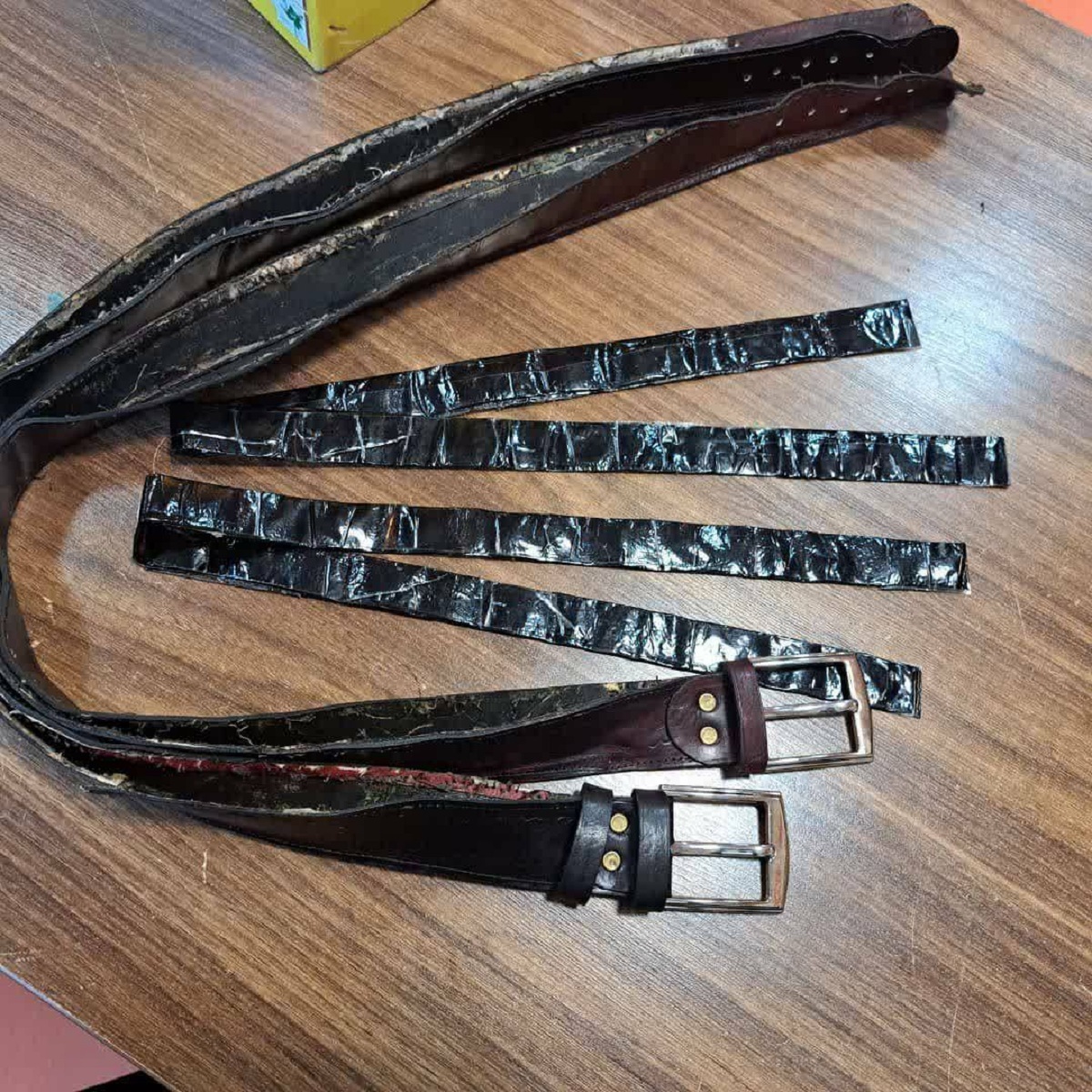 کشف جاساز تریاک در کمربندهای چرمی + عکس کشف جاساز تریاک در کمربندهای چرمی + عکس