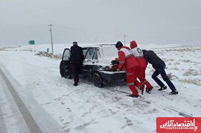 بارش برف شبستری‌ها را غافلگیر کرد/ امدادرسانی به ۱۱ نفر در کولاک