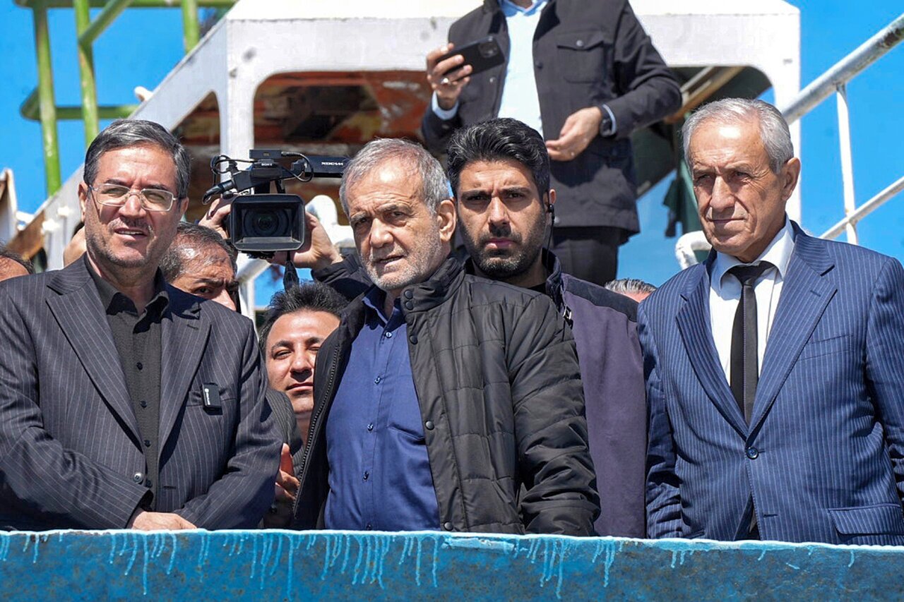 تصاویر مسعود پزشکیان هنگام بازدید از دریاچه ارومیه تصاویر مسعود پزشکیان هنگام بازدید از دریاچه ارومیه