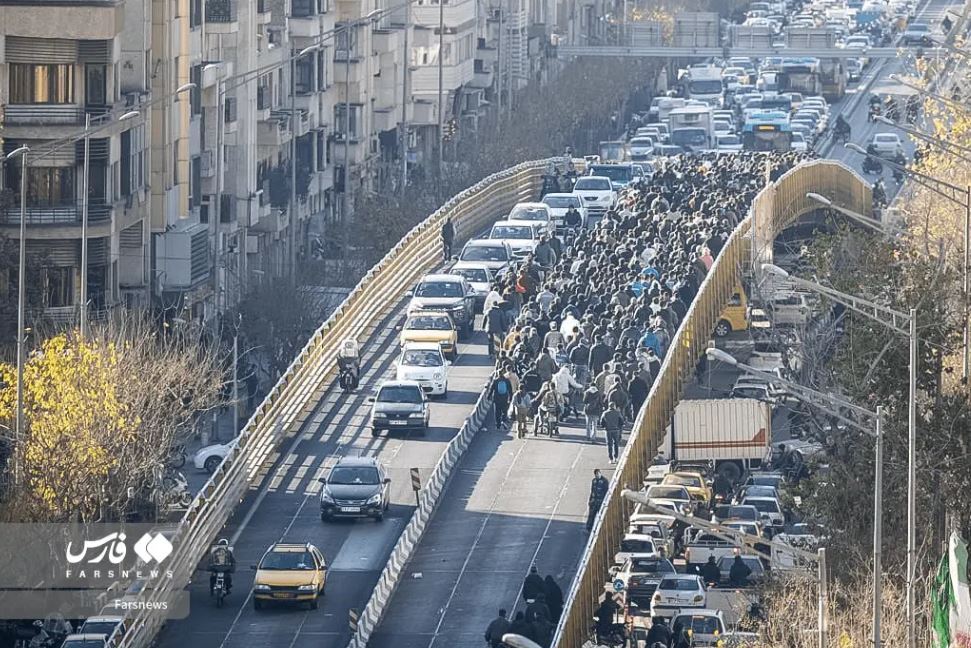 گزارش تصویری از اعتراضات و تجمع امروز در تهران گزارش تصویری از اعتراضات و تجمع امروز در تهران