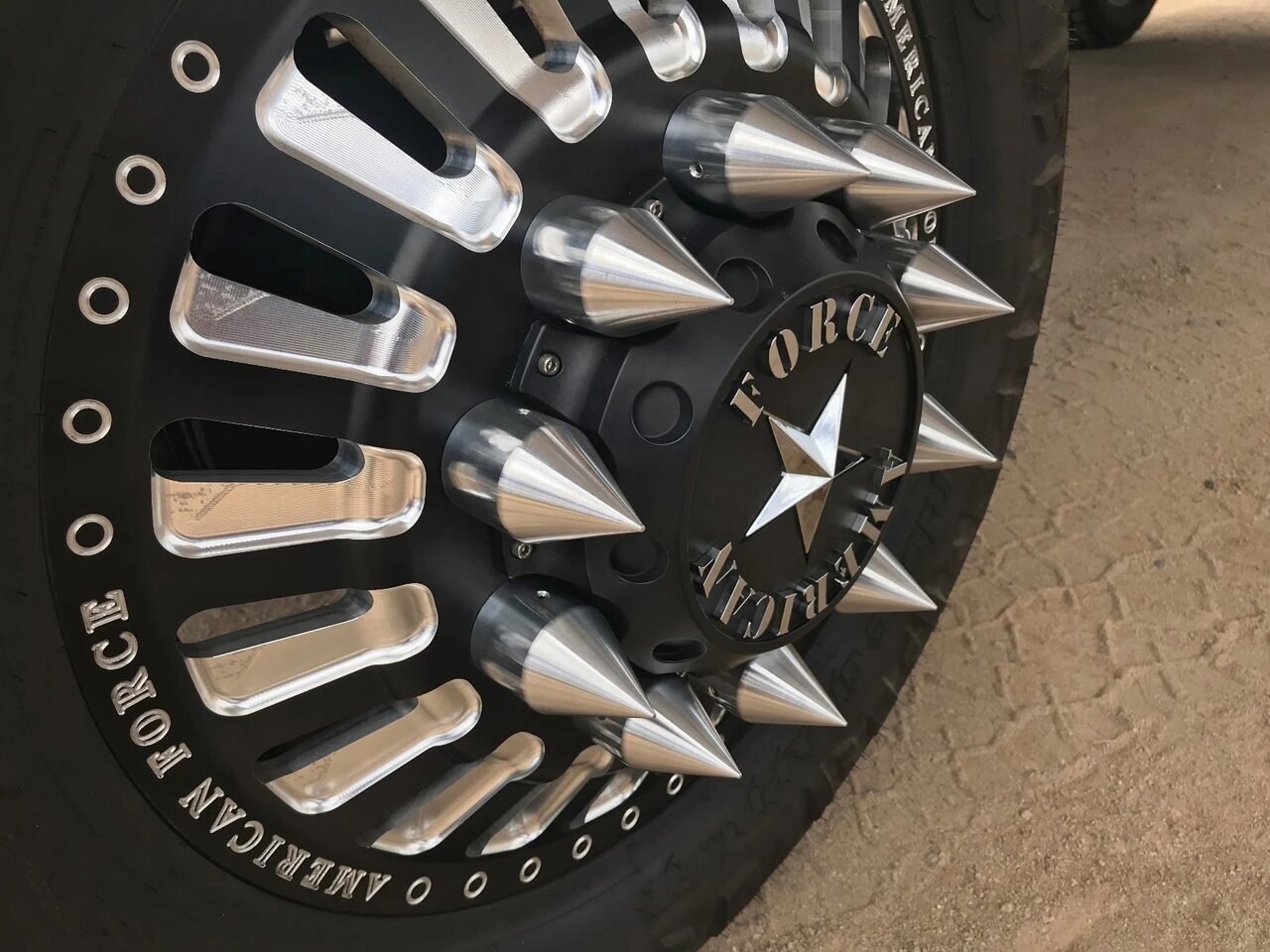 میخهای کرومی روی چرخ کامیونها چیست و چه کاربردی دارد؟ میخهای کرومی روی چرخ کامیونها چیست و چه کاربردی دارد؟