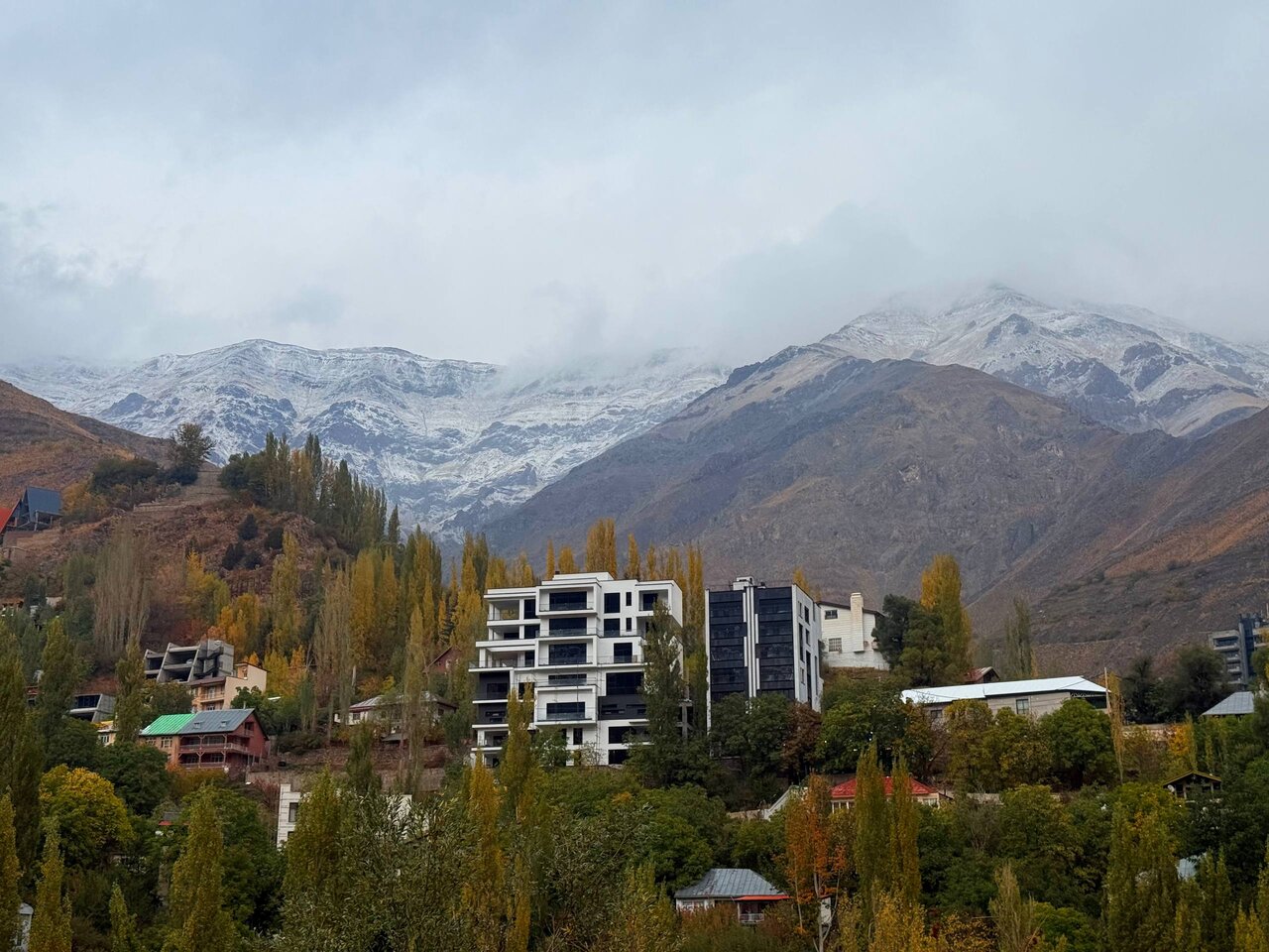 تصاویر دیدنی از بارش اولین برف پاییزی در تهران + عکس تصاویر دیدنی از بارش اولین برف پاییزی در تهران + عکس